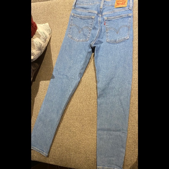 Women’s Levi’s Jeans - Picture 2 of 3